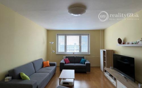 REZERVOVANÉ - KVP - HEMERKOVA NOVÁ KUCHYŇA, KÚPEĽŇA S MUROVANÝM JADROM, LODŽIA, VSTAVANÉ SKRINE.