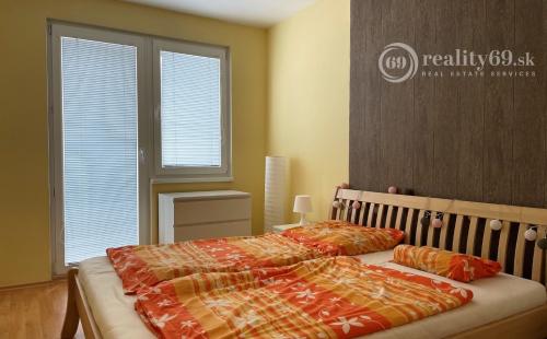 REZERVOVANÉ - KVP - HEMERKOVA NOVÁ KUCHYŇA, KÚPEĽŇA S MUROVANÝM JADROM, LODŽIA, VSTAVANÉ SKRINE.