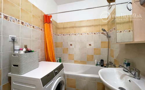 REZERVOVANÉ - KVP - HEMERKOVA NOVÁ KUCHYŇA, KÚPEĽŇA S MUROVANÝM JADROM, LODŽIA, VSTAVANÉ SKRINE.