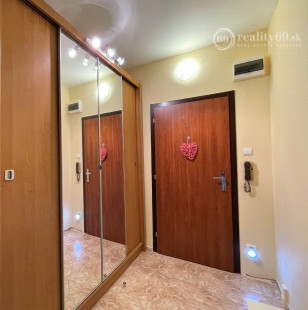 REZERVOVANÉ - KVP - HEMERKOVA NOVÁ KUCHYŇA, KÚPEĽŇA S MUROVANÝM JADROM, LODŽIA, VSTAVANÉ SKRINE.