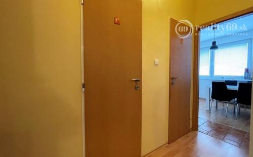 REZERVOVANÉ - KVP - HEMERKOVA NOVÁ KUCHYŇA, KÚPEĽŇA S MUROVANÝM JADROM, LODŽIA, VSTAVANÉ SKRINE.