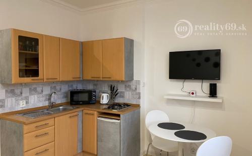 STARÉ MESTO -  HLAVNÁ CENTRUM MESTA BYT KOMPLET ZARIADENÝ