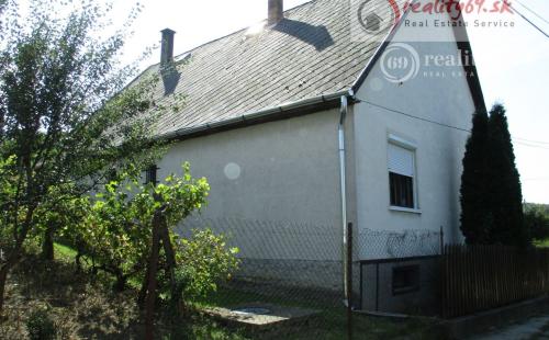 MAĎARSKO - GONC 3 IZBOVÝ RD V TICHEJ ULIČKE S PANORAMATICKÝM VÝHĽADOM NA CELÉ OKOLIE, POZEMOK 677 M2