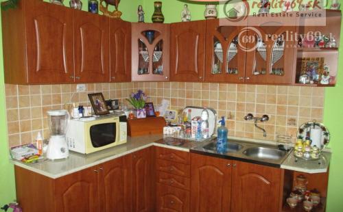 MAĎARSKO - GONC 3 IZBOVÝ RD V TICHEJ ULIČKE S PANORAMATICKÝM VÝHĽADOM NA CELÉ OKOLIE, POZEMOK 677 M2