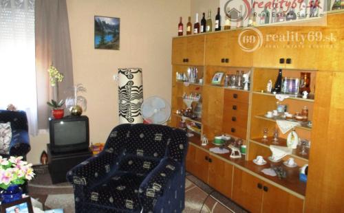 MAĎARSKO - GONC 3 IZBOVÝ RD V TICHEJ ULIČKE S PANORAMATICKÝM VÝHĽADOM NA CELÉ OKOLIE, POZEMOK 677 M2