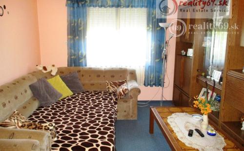 MAĎARSKO - GONC 3 IZBOVÝ RD V TICHEJ ULIČKE S PANORAMATICKÝM VÝHĽADOM NA CELÉ OKOLIE, POZEMOK 677 M2