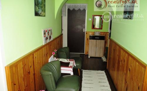 MAĎARSKO - GONC 3 IZBOVÝ RD V TICHEJ ULIČKE S PANORAMATICKÝM VÝHĽADOM NA CELÉ OKOLIE, POZEMOK 677 M2