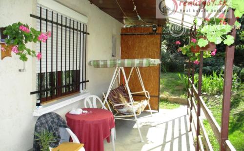 MAĎARSKO - GONC 3 IZBOVÝ RD V TICHEJ ULIČKE S PANORAMATICKÝM VÝHĽADOM NA CELÉ OKOLIE, POZEMOK 677 M2