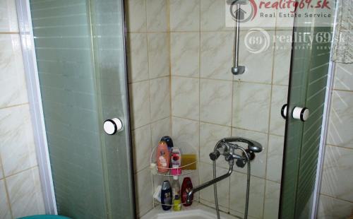 MAĎARSKO - GONC 3 IZBOVÝ RD V TICHEJ ULIČKE S PANORAMATICKÝM VÝHĽADOM NA CELÉ OKOLIE, POZEMOK 677 M2