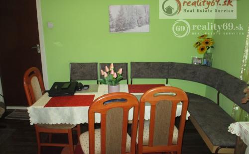 MAĎARSKO - GONC 3 IZBOVÝ RD V TICHEJ ULIČKE S PANORAMATICKÝM VÝHĽADOM NA CELÉ OKOLIE, POZEMOK 677 M2