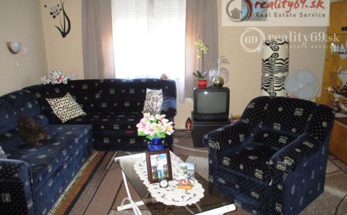 MAĎARSKO - GONC 3 IZBOVÝ RD V TICHEJ ULIČKE S PANORAMATICKÝM VÝHĽADOM NA CELÉ OKOLIE, POZEMOK 677 M2