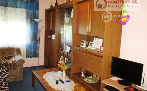 MAĎARSKO - GONC 3 IZBOVÝ RD V TICHEJ ULIČKE S PANORAMATICKÝM VÝHĽADOM NA CELÉ OKOLIE, POZEMOK 677 M2