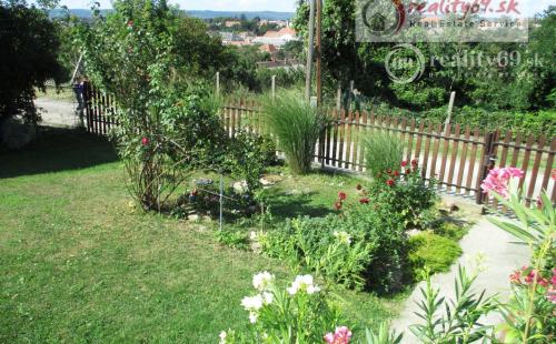 MAĎARSKO - GONC 3 IZBOVÝ RD V TICHEJ ULIČKE S PANORAMATICKÝM VÝHĽADOM NA CELÉ OKOLIE, POZEMOK 677 M2