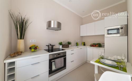 CENTRUM MESTA - LUXUSNÉ MODERNÉ APARTMÁNY V CENTRE MESTA KOMPLETNE ZARIADENÉ.