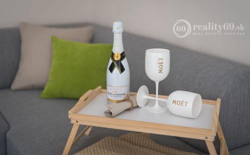 CENTRUM MESTA - LUXUSNÉ MODERNÉ APARTMÁNY V CENTRE MESTA KOMPLETNE ZARIADENÉ.