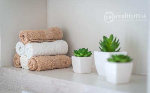 CENTRUM MESTA - LUXUSNÉ MODERNÉ APARTMÁNY V CENTRE MESTA KOMPLETNE ZARIADENÉ.