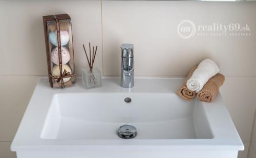 CENTRUM MESTA - LUXUSNÉ MODERNÉ APARTMÁNY V CENTRE MESTA KOMPLETNE ZARIADENÉ.