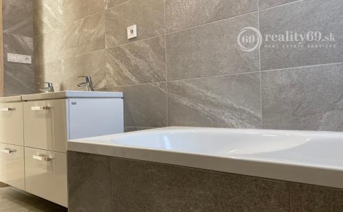 KECHNEC - KVALITNÁ NOVOSTAVBA 4 IZBOVÉHO RD - V ŠTÁDIU VÝSTAVBY.