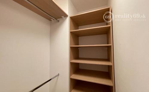 TERASA - ZARIADENÝ 2 IZBOVÝ BYT NOVÁ TERASA , LODŽIA, PARKING - NOVOSTAVBA.