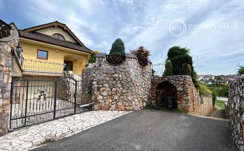 MYSLAVA - NOVÁ CENA - LUXUSNÁ 5 IZBOVÁ VILA S NÁDHERNÝM POZEMKOM PRE NÁROČNÉHO KLIENTA.