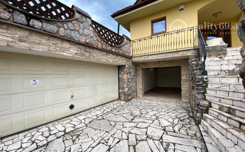 MYSLAVA - NOVÁ CENA - LUXUSNÁ 5 IZBOVÁ VILA S NÁDHERNÝM POZEMKOM PRE NÁROČNÉHO KLIENTA.
