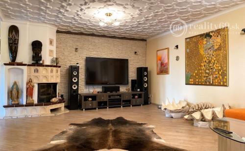 MYSLAVA - NOVÁ CENA - LUXUSNÁ 5 IZBOVÁ VILA S NÁDHERNÝM POZEMKOM PRE NÁROČNÉHO KLIENTA.