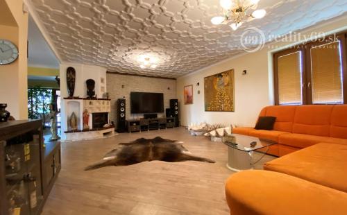 MYSLAVA - NOVÁ CENA - LUXUSNÁ 5 IZBOVÁ VILA S NÁDHERNÝM POZEMKOM PRE NÁROČNÉHO KLIENTA.