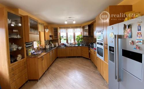 MYSLAVA - NOVÁ CENA - LUXUSNÁ 5 IZBOVÁ VILA S NÁDHERNÝM POZEMKOM PRE NÁROČNÉHO KLIENTA.