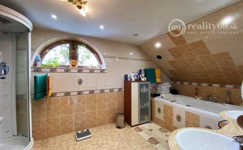 MYSLAVA - NOVÁ CENA - LUXUSNÁ 5 IZBOVÁ VILA S NÁDHERNÝM POZEMKOM PRE NÁROČNÉHO KLIENTA.