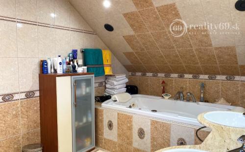 MYSLAVA - NOVÁ CENA - LUXUSNÁ 5 IZBOVÁ VILA S NÁDHERNÝM POZEMKOM PRE NÁROČNÉHO KLIENTA.