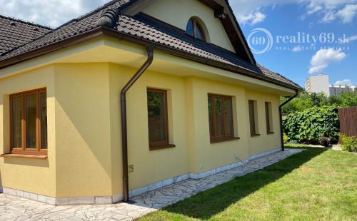 MYSLAVA - NOVÁ CENA - LUXUSNÁ 5 IZBOVÁ VILA S NÁDHERNÝM POZEMKOM PRE NÁROČNÉHO KLIENTA.