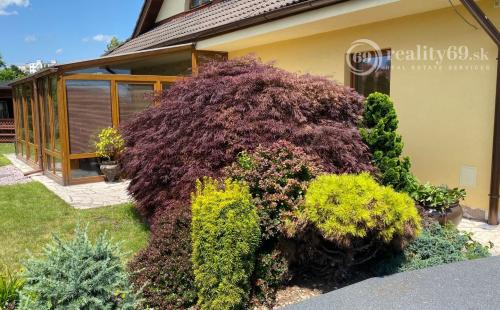 MYSLAVA - NOVÁ CENA - LUXUSNÁ 5 IZBOVÁ VILA S NÁDHERNÝM POZEMKOM PRE NÁROČNÉHO KLIENTA.