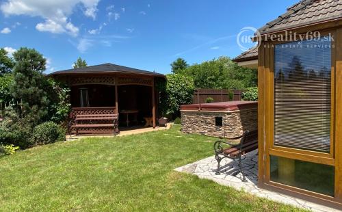 MYSLAVA - NOVÁ CENA - LUXUSNÁ 5 IZBOVÁ VILA S NÁDHERNÝM POZEMKOM PRE NÁROČNÉHO KLIENTA.