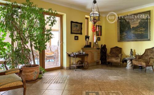 MYSLAVA - NOVÁ CENA - LUXUSNÁ 5 IZBOVÁ VILA S NÁDHERNÝM POZEMKOM PRE NÁROČNÉHO KLIENTA.