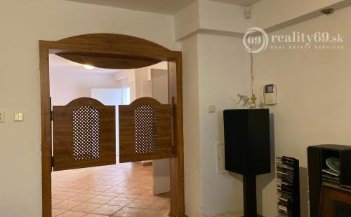 MYSLAVA - NOVÁ CENA - LUXUSNÁ 5 IZBOVÁ VILA S NÁDHERNÝM POZEMKOM PRE NÁROČNÉHO KLIENTA.