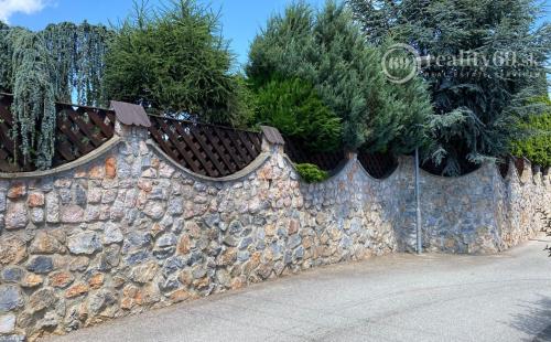 MYSLAVA - NOVÁ CENA - LUXUSNÁ 5 IZBOVÁ VILA S NÁDHERNÝM POZEMKOM PRE NÁROČNÉHO KLIENTA.