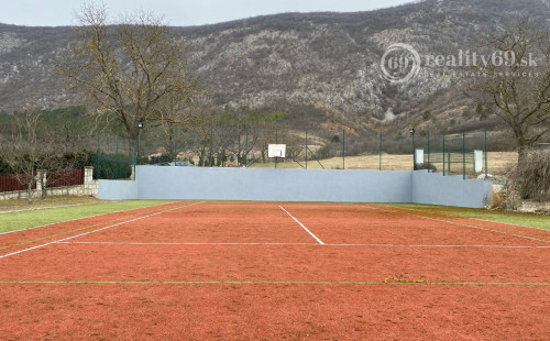 HRHOV - ROMANTICKÁ CHALUPA PRE NÁROČNÉHO KLIENTA, TENISOVÝ KURT, ALTÁNOK.