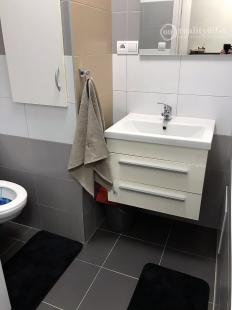 TERASA - TORYSKÁ 1 IZBOVÝ - NOVÝ KOMPLETNE ZARIADENÝ BYT.