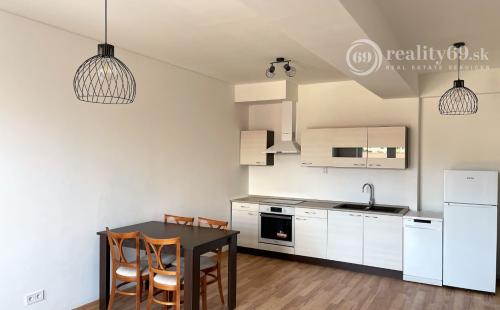 TERASA - NOVOSTAVBA  NARCISOVA 1,5 IZBOVÝ TEHLOVÝ BYT S BALKÓNOM.