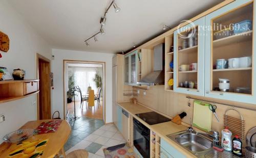 JUH - BREZOVÁ NADŠTANDARTNÝ MEZONET 170 M2 SO ZARIADENÍM