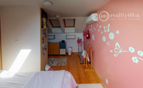 JUH - BREZOVÁ NADŠTANDARTNÝ MEZONET 170 M2 SO ZARIADENÍM