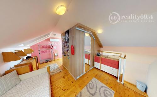 JUH - BREZOVÁ NADŠTANDARTNÝ MEZONET 170 M2 SO ZARIADENÍM