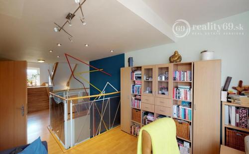 JUH - BREZOVÁ NADŠTANDARTNÝ MEZONET 170 M2 SO ZARIADENÍM