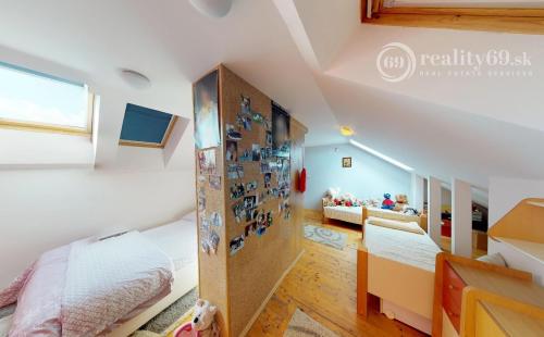 JUH - BREZOVÁ NADŠTANDARTNÝ MEZONET 170 M2 SO ZARIADENÍM