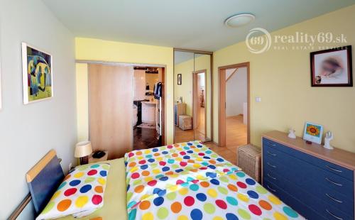 JUH - BREZOVÁ NADŠTANDARTNÝ MEZONET 170 M2 SO ZARIADENÍM