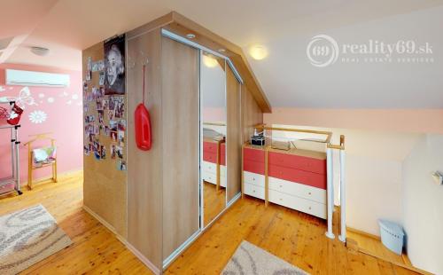 JUH - BREZOVÁ NADŠTANDARTNÝ MEZONET 170 M2 SO ZARIADENÍM