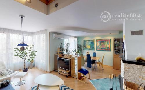 JUH - BREZOVÁ NADŠTANDARTNÝ MEZONET 170 M2 SO ZARIADENÍM