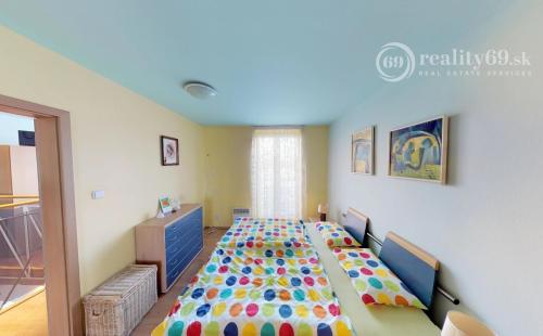 JUH - BREZOVÁ NADŠTANDARTNÝ MEZONET 170 M2 SO ZARIADENÍM