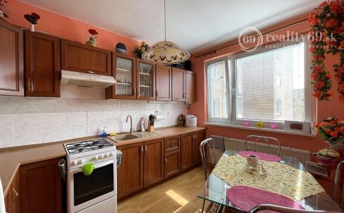 REZERVOVANÉ - ŤAHANOVCE - PEKNÝ 4 IZBOVÝ BYT 82 M2 PO ČIASTOČNEJ REKONŠTRUKCII.