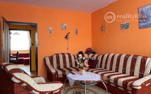 REZERVOVANÉ - ŤAHANOVCE - PEKNÝ 4 IZBOVÝ BYT 82 M2 PO ČIASTOČNEJ REKONŠTRUKCII.